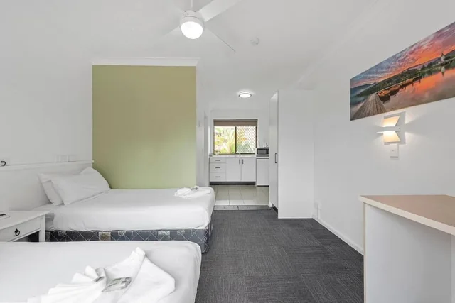 غرفة قياسية ثلاثية بسرير كوين وسرير فردي، Gold Coast Inn 6/10