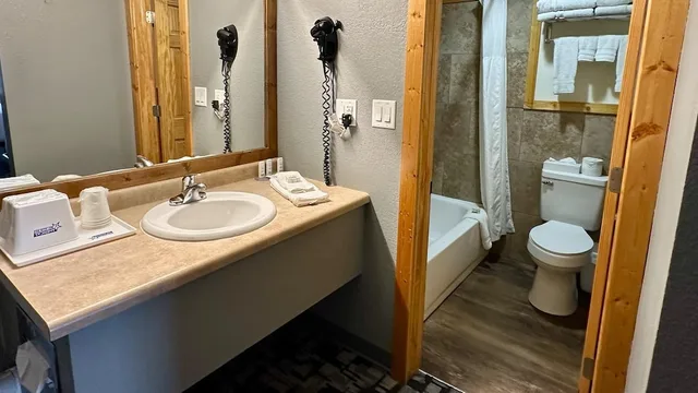 غرفة بسرير كينج مع أريكة، Americas Best Value Inn-Wall 10/10
