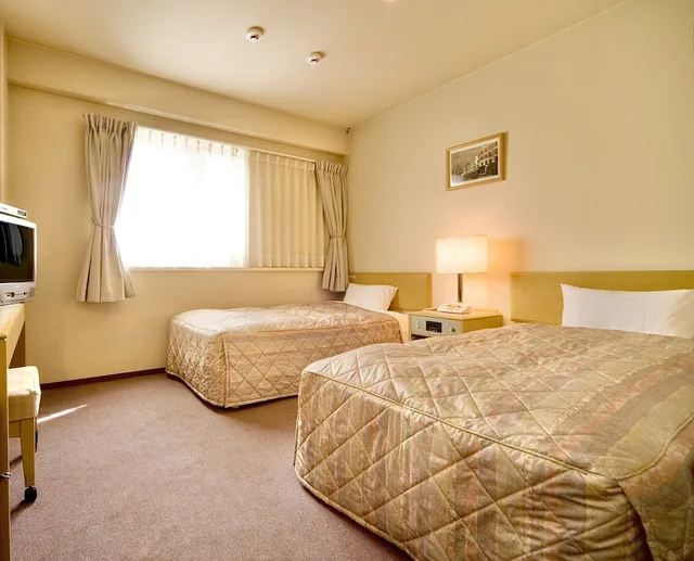 غرفة بسريرين منفصلين مع أريكة، Kurashiki Ekimae Universal Hotel 1/2