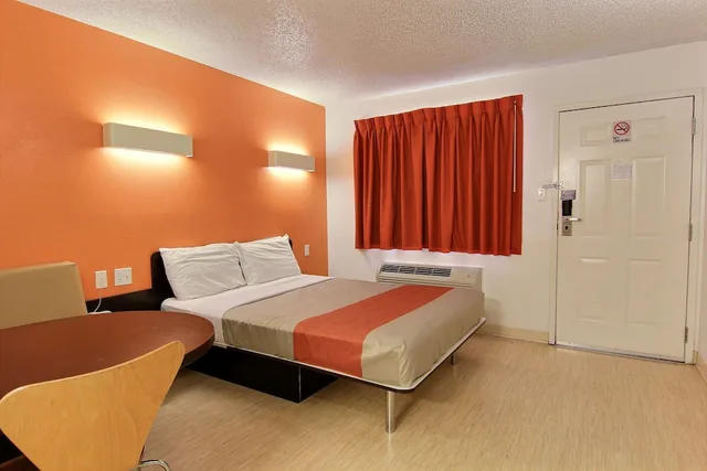 غرفة ديلوكس بسرير كوين، Motel6 Austin, TX 2/4