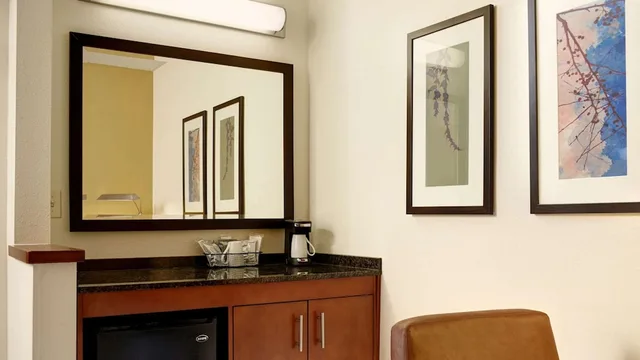 غرفة بسرير كينج مع أريكة، Sonesta Select Atlanta Duluth 7/14