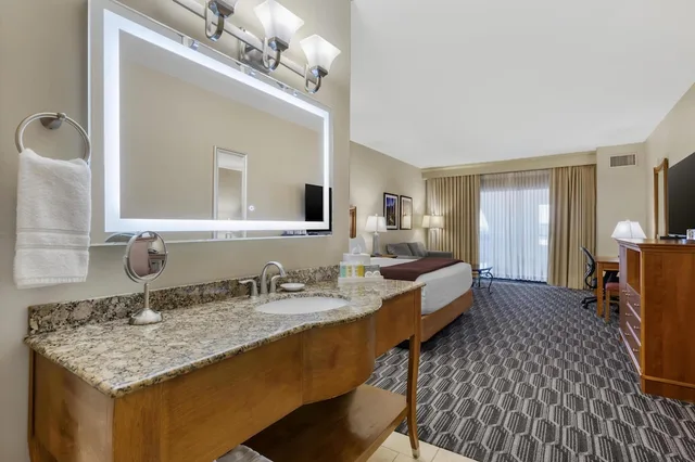 غرفة قياسية بسرير كينج بشرفة مع أريكة، Best Western Plus Swiss Chalet Hotel & Suites 5/6