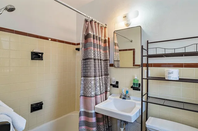 غرفة بسريرين مزدوجين بمطبخ صغير، Malibu Resort Motel 5/7