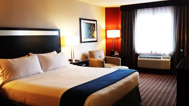 غرفة بسرير كينج، Holiday Inn Express Bakersfield 1/3