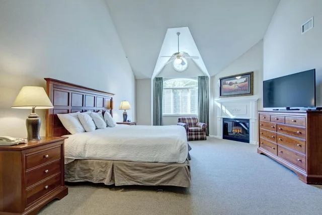 3 Bedrooms, King Bed, Pocono Mountain Villas MOD Collection by Sonesta 2/3