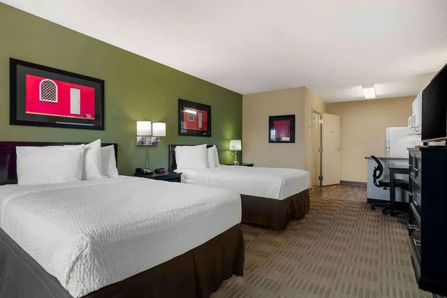 غرفة بسريرين مزدوجين بمطبخ، Studio 6 Extended Stay Sacramento Arden Way CA 1/6