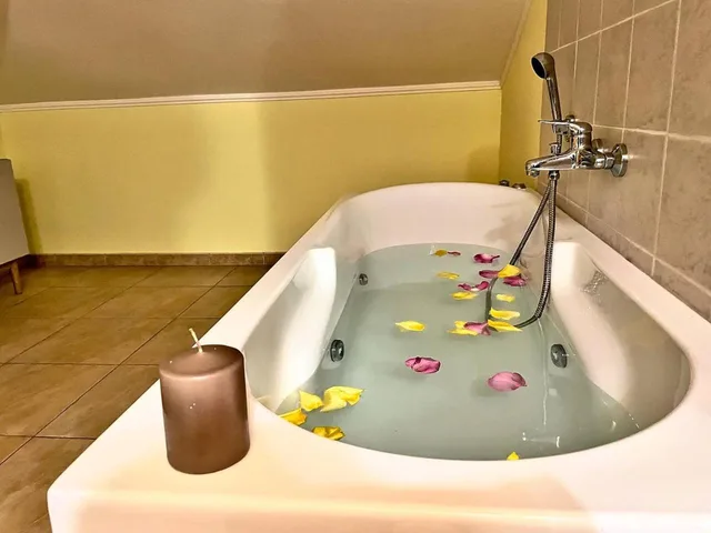 غرفة بسرير مزدوج بجاكوزي، Hotel La Cometa 2/4