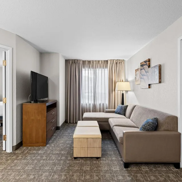 جناح عائلي مع أريكة، Staybridge Suites Hotel Calgary Airport 6/9