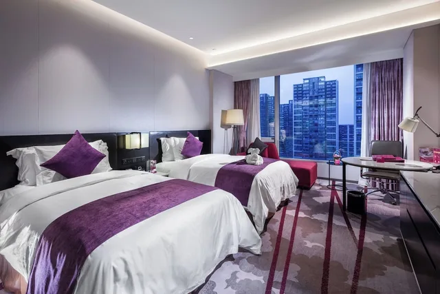 غرفة قياسية بسريرين منفصلين بإطلالة على المدينة مع دخول صالة النادي مع دخول الصالة، CROWNE PLAZA KUNSHAN 1/4