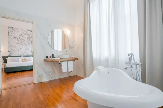 غرفة سوبيريور ثلاثية بسرير كوين مع أريكة بحوض استحمام، Palazzo Cini Luxury Rooms In Pisa 8/8
