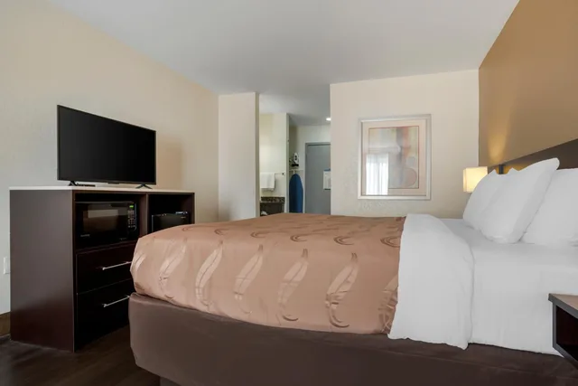 غرفة بسرير كينج في طابق مرتفع، Quality Inn Phenix City Columbus 8/8