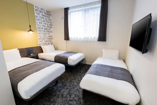 غرفة بسريرين منفصلين مع أريكة سرير، M's Hotel Gojo Odawara 1/5