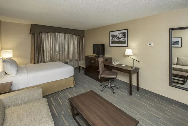 غرفة قياسية بسرير كوين، HOLIDAY INN LETHBRIDGE 7/10