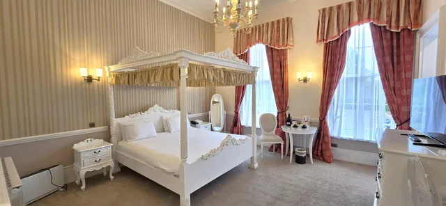 Manor, Four Poster، Manor of Groves 7/10
