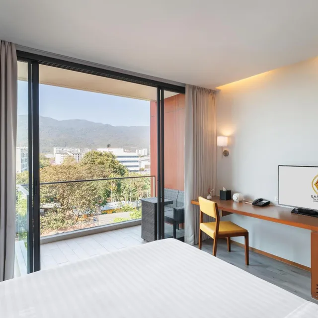 غرفة بسرير مزدوج بإطلالة على الجبل، Eastin Tan Hotel Chiang Mai 3/10