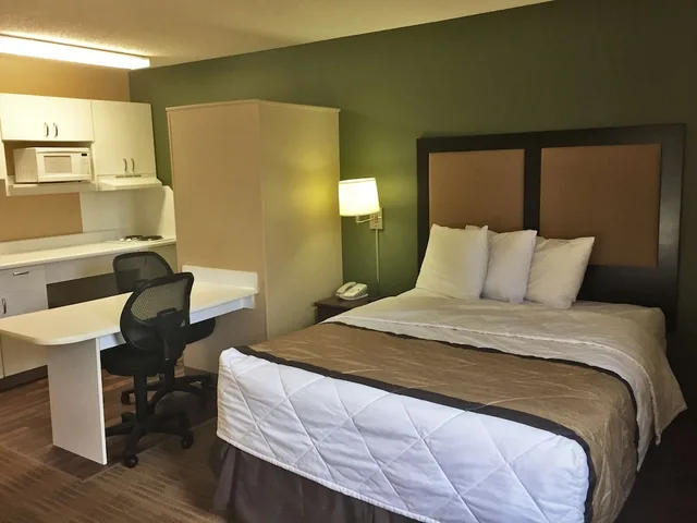 استوديو بسرير كوين، Extended Stay America - Toledo - Holland 1/7