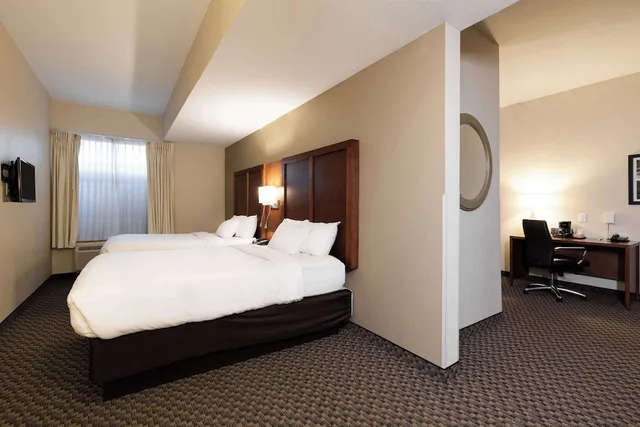 جناح بسريرين كوين مع أريكة، Comfort Suites Troy-I75 3/10