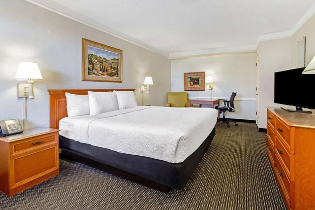 غرفة بسرير كينج، La Quinta Inn by Wyndham Tampa Bay Pinellas Park Clearwater 5/10
