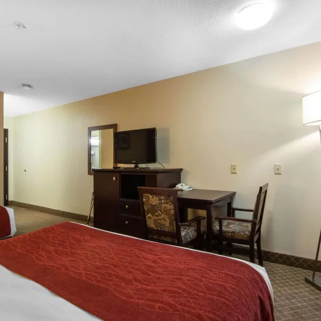 غرفة قياسية بسرير كينج وسريرين كوين، Comfort Inn & Suites Calgary Airport - South 7/9