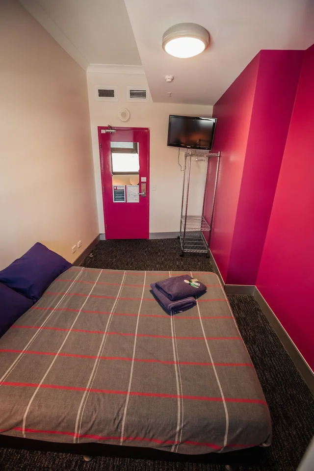 غرفة بسرير مزدوج بحمام مشترك، Wake Up Sydney - Adults Only 2/4