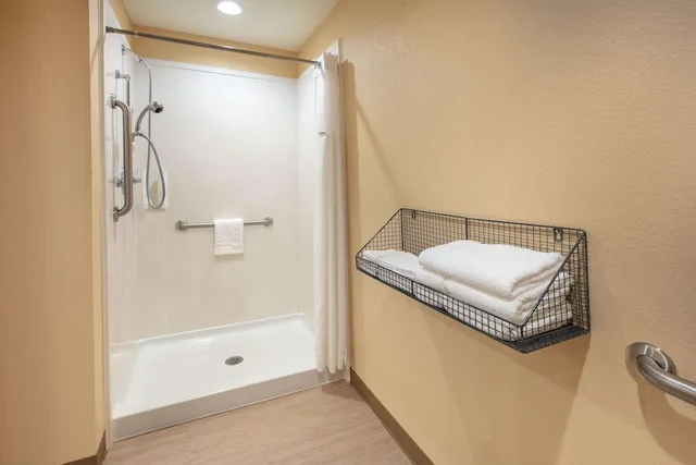غرفة بسرير كينج لذوي الإعاقة، Days Inn And Suites By Wyndham Florence Jackson Area 3/5