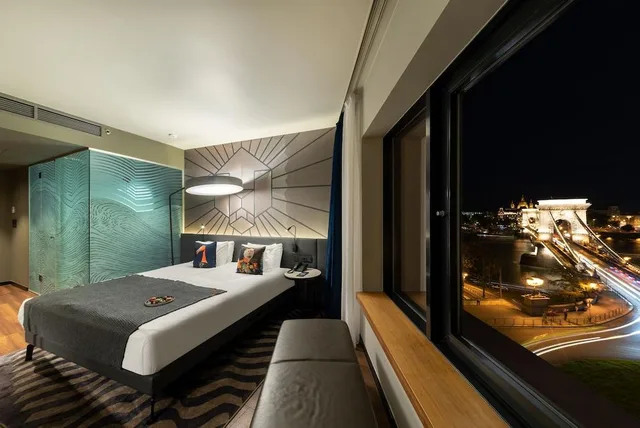 Plus, Urban، Hotel Clark Budapest 3/3