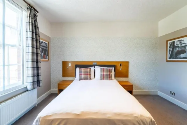 Compact Double Room، OYO The Red Lion Hotel 1/2