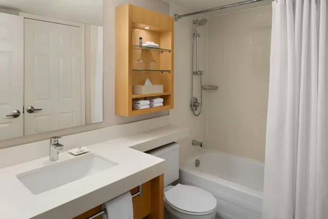 جناح بشرفة بغرفتي نوم مع أريكة بمطبخ، Delta Whistler Village Suites 4/10