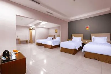 غرفة قياسية بأربعة أسرّة، Aston Imperial Bekasi Hotel & Conference Center 1/1