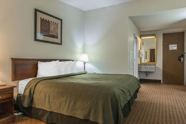 غرفة بسرير كينج للمدخنين، Rodeway Inn Brookville, PA 2/3