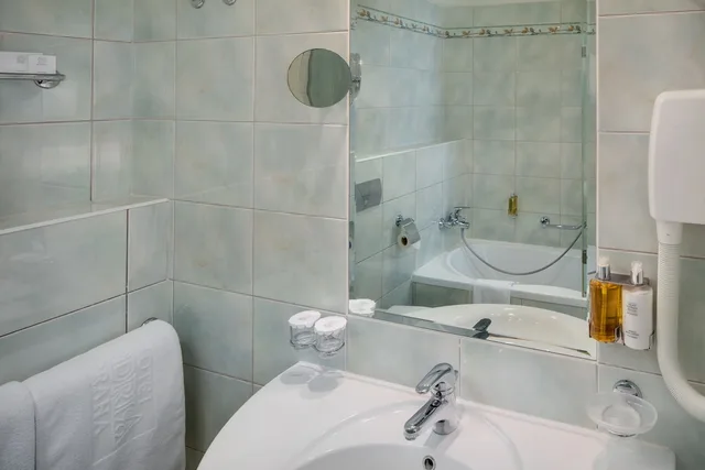 غرفة بسرير مزدوج أو سريرين منفصلين بإطلالة على الحديقة، Adria Hotel Prague 6/8