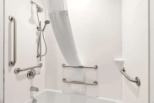 غرفة رباعية بسرير كوين لذوي الإعاقة، Comfort Suites Rensselaer Near Fair Oaks 3/3