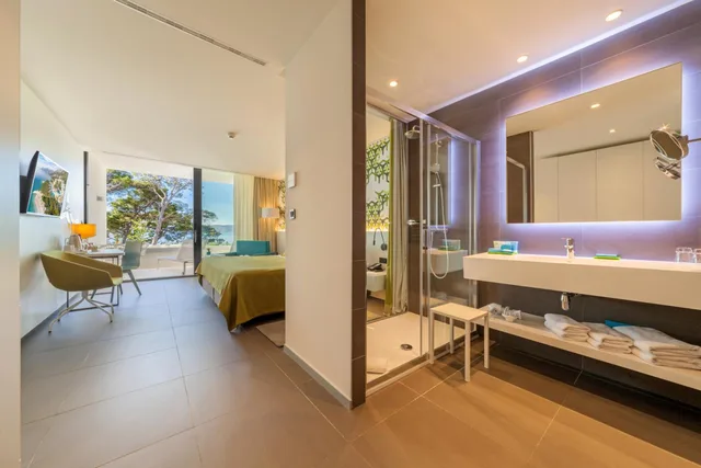 Premium, Double Bed, Sea Side, Balcony، Bluesun Hotel Berulia 5/8