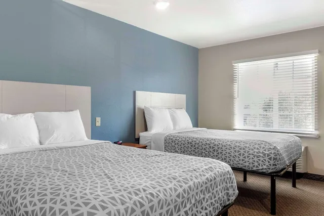 غرفة قياسية بسريرين مزدوجين للمدخنين، WoodSpring Suites Raleigh Garner 1/1