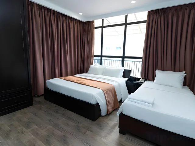 غرفة ثلاثية، Queen Central Hotel 2/2