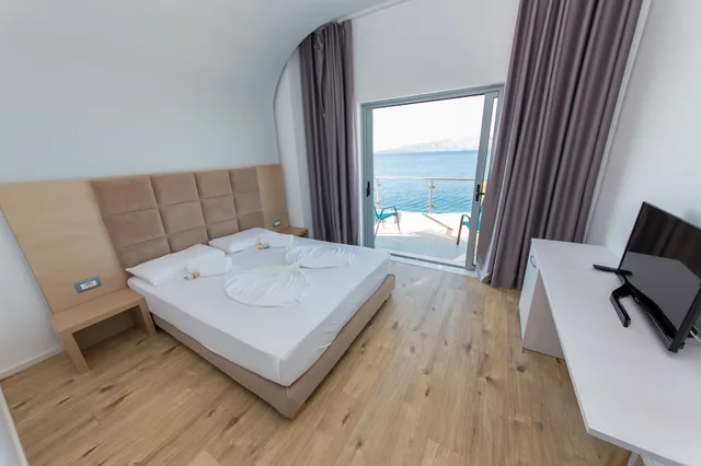 2 Bedrooms, Family, Queen and Twin Beds, Sea View, Balcony, Hotel Saranda Palace 8/10