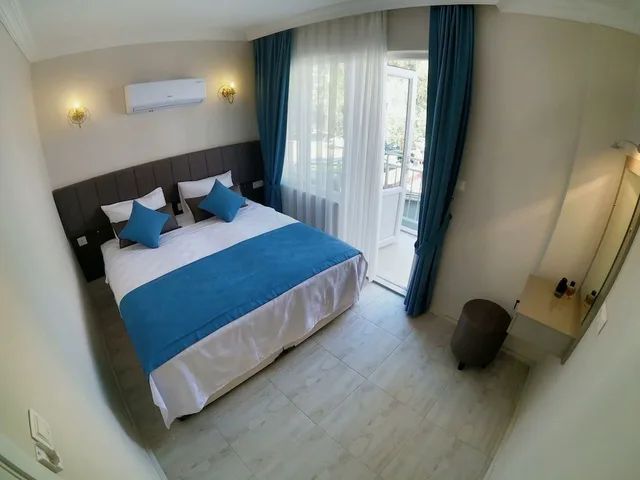 غرفة قياسية بسرير كوين مع أريكة، MirAlya Homes 1/3