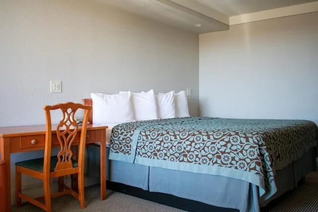 غرفة قياسية بسرير كينج للمدخنين، Days Inn By Wyndham Hillsboro Tx 3/6