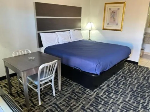 غرفة قياسية بسرير كينج للمدخنين، Homelodge Newnan 1/1