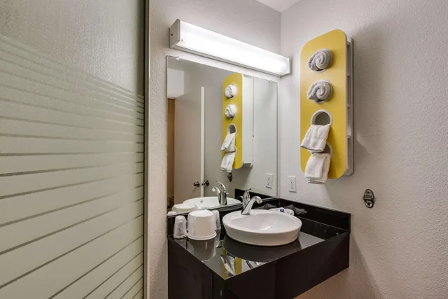 1 Queen Bed - Smoking, Micfridge، Motel6 Spokane, WA - West 6/9