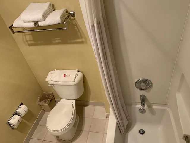 غرفة قياسية بسرير كينج، Days Inn by Wyndham Ocean Shores 2/2