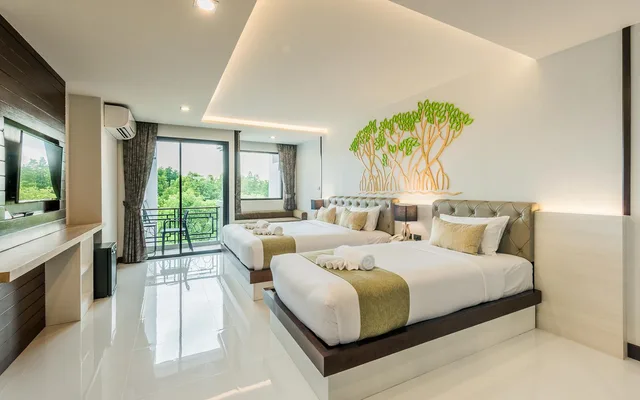 غرفة ديلوكس ثلاثية بسرير كينج وسرير فردي بشرفة، River Front Krabi Hotel 1/1