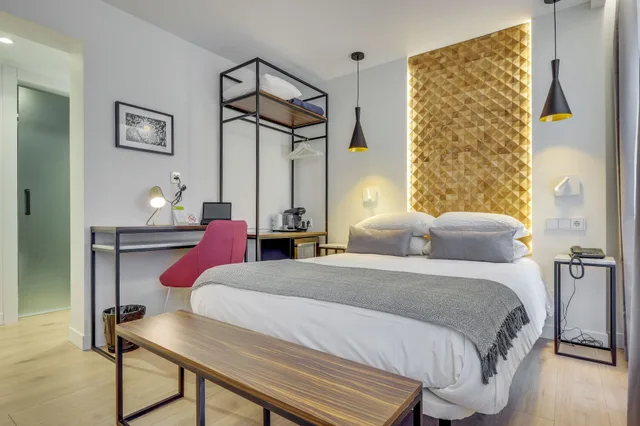 غرفة كومفورت ثلاثية بسرير كينج وسرير فردي، HOTEL BEAUSEJOUR 1/5