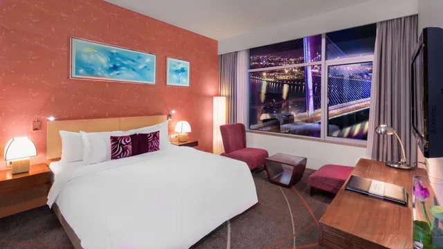 Superior, Queen Bed, Rainbow Bridge and River View, Grand Mercure Danang 2/4