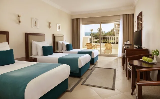 غرفة سوبيريور ثلاثية بثلاثة أسرّة بإطلالة جزئية على البحر، JAZ Soma Beach 3/3