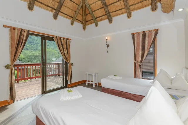 Three Bedroom Log Cabin, Hazyview Cabanas 1/3