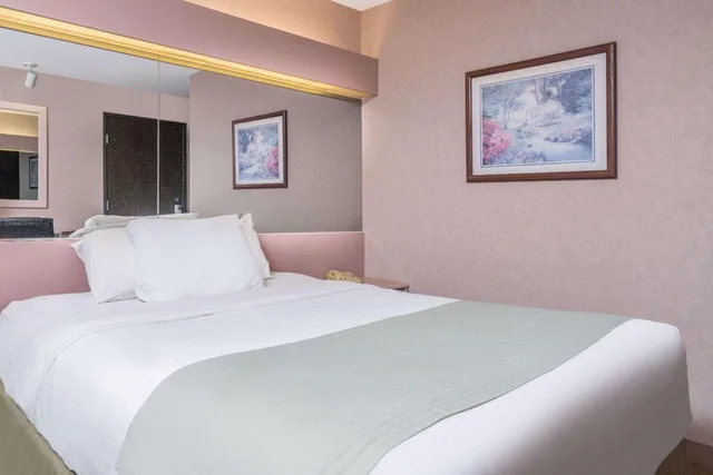غرفة بسرير كوين لذوي الإعاقة، Microtel Inn By Wyndham Onalaska La Crosse 4/7