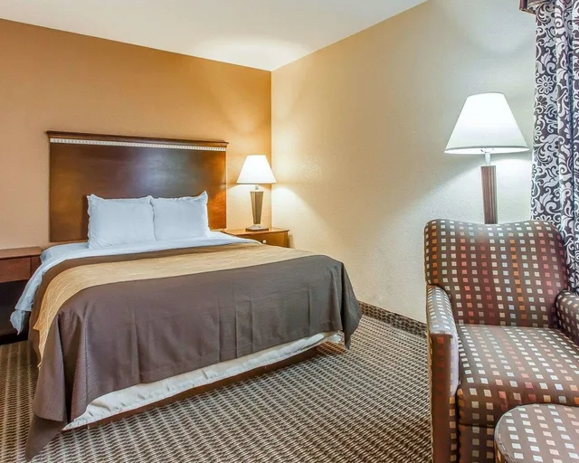 Standard, King Bed, Quality Inn & Suites Mount Pleasant 5/8