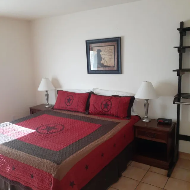 جناح بسرير كينج مع أريكة، Stagecoach Suites 1/4