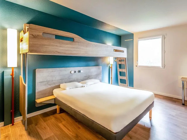 Room, Triple, Double and Bunk Bed, ibis budget Pertuis Portes du Luberon 1/7